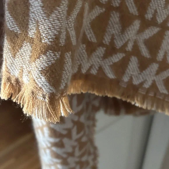 Michael Kors Beige and Cream Patterned reversible shawl nwt - Picture 5 of 5